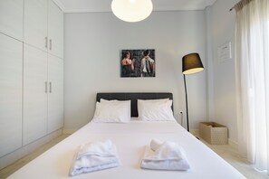 2 bedrooms, desk, iron/ironing board, WiFi