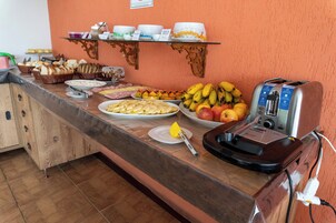Café da manhã com buffet grátis todos os dias