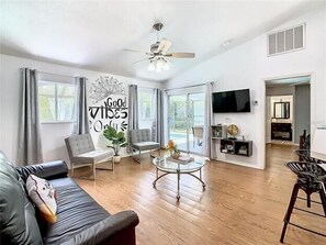 Fernseher, Tischtennisplatte