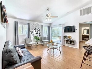 Fernseher, Tischtennisplatte