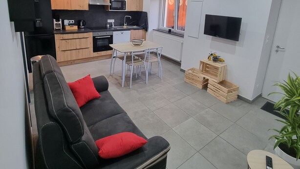 Un apartamento moderno con sala de estar, cocina y comedor.