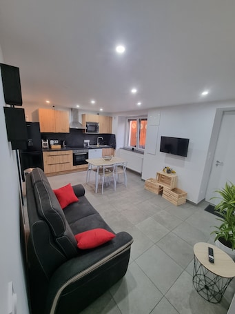 Flat-screen TV. Appartement Avec Jardin à 10 Minutes de la Ville de Saint-flour