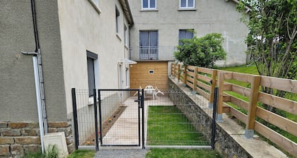 Appartement Avec Jardin à 10 Minutes de la Ville de Saint-flour