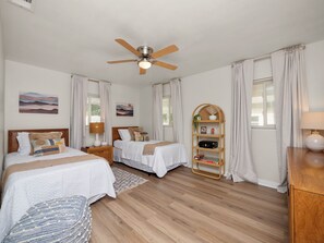 2 makuuhuonetta, työpöytä, silitysrauta/-lauta, vauvan matkasänky