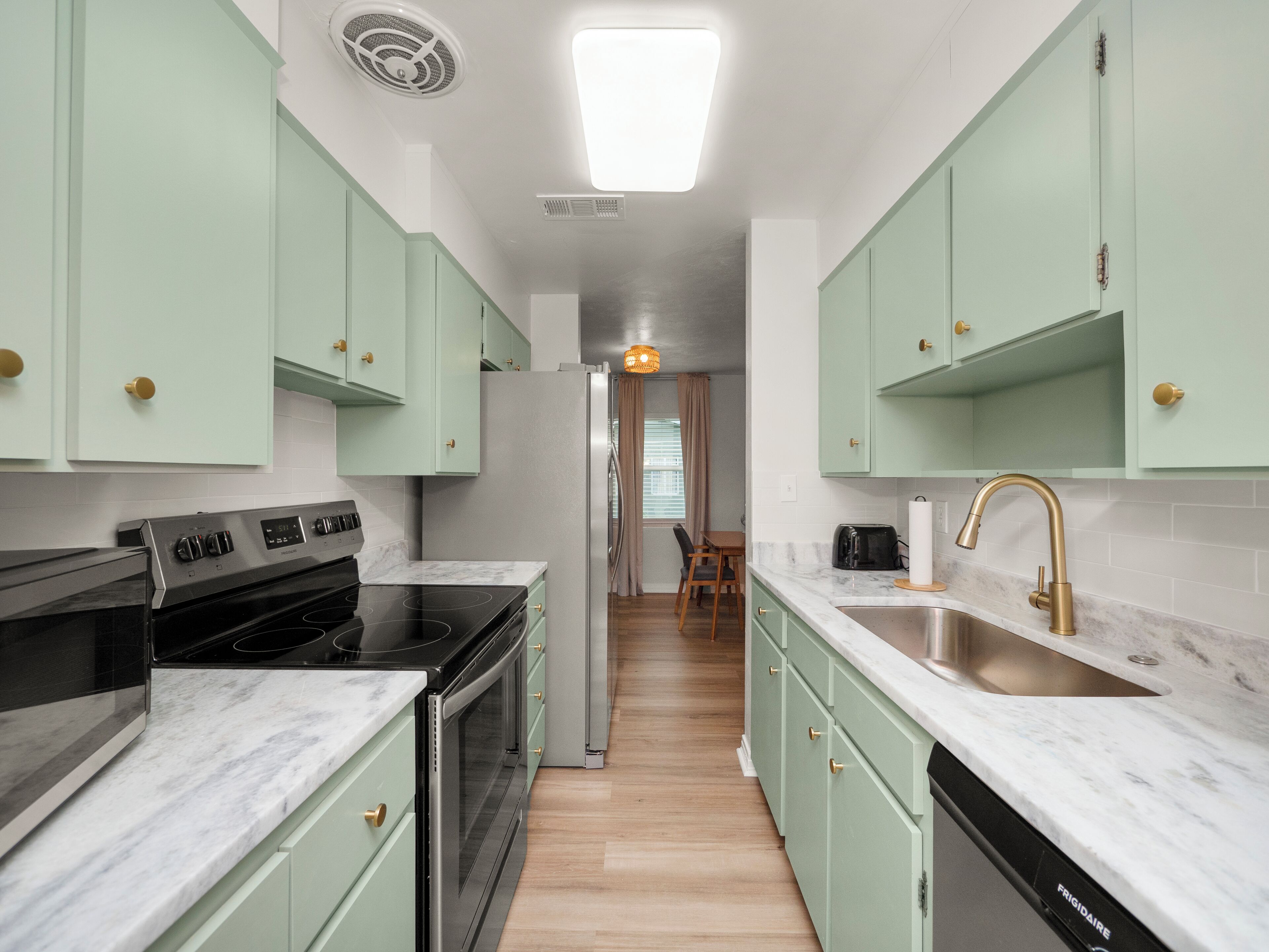 雪櫃、微波爐、焗爐、爐具