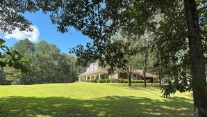 A house with a large lawn and trees in the foreground. - Foot ball game weekends and events (Oxford)