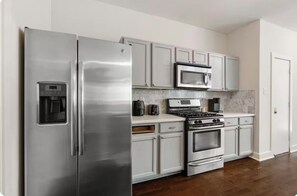 Réfrigérateur, four à micro-ondes, un four, surface de cuisson