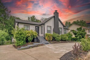 Exterior - Stylish Home Near Uptown, UNC, and More! (Charlotte)