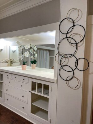 Interior - Urban Escape, Near Art and Dining Hub (Fresno)