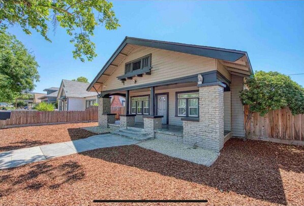 Exterior - Urban Escape, Near Art and Dining Hub (Fresno)