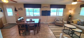 Smart-TV, DVD-Player, Tischfußball, Bücher