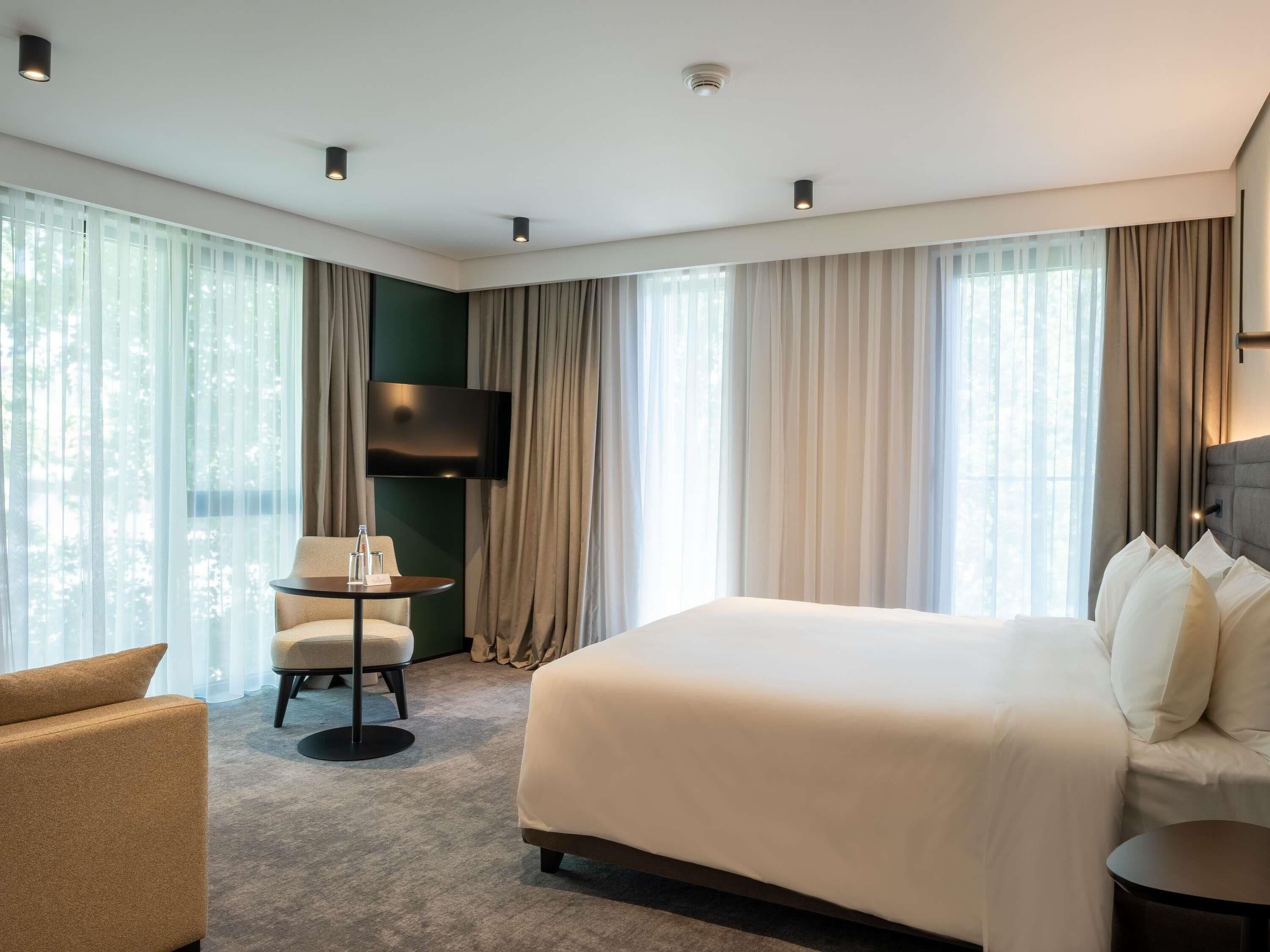 Familierom, 1 queensize-seng med sovesofa | Safe på rommet, lydisolert, wi-fi (inkludert) og sengetøy