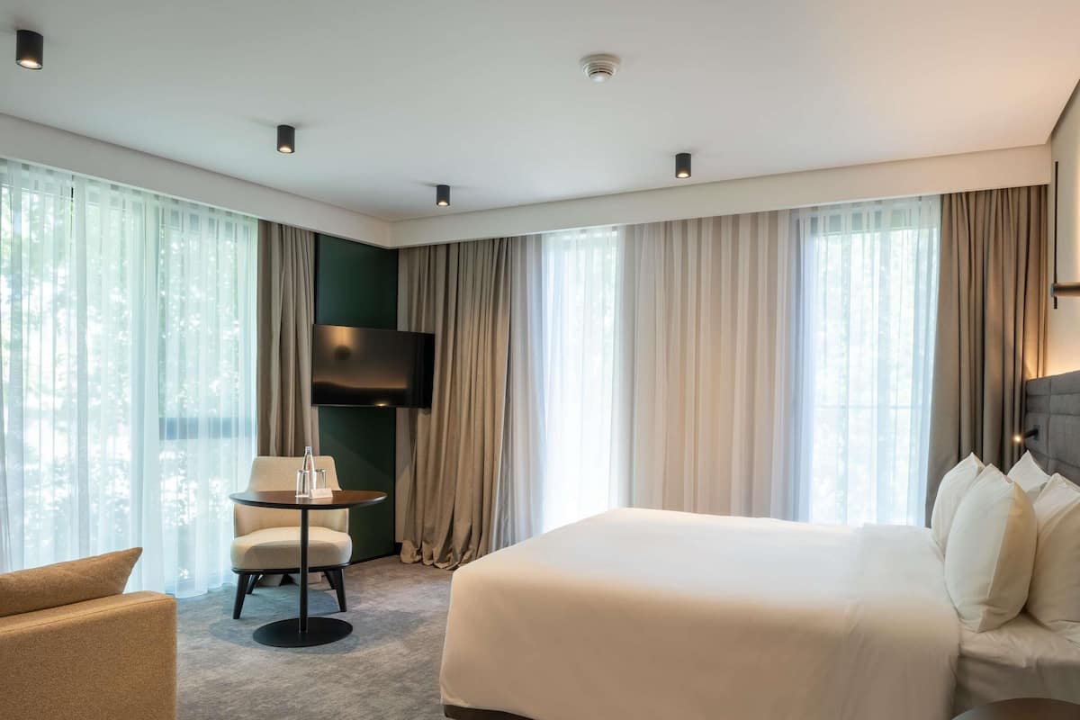 Family Room, 1 Queen Bed with Sofa bed | In-room safe, soundproofing, free WiFi, bed sheets