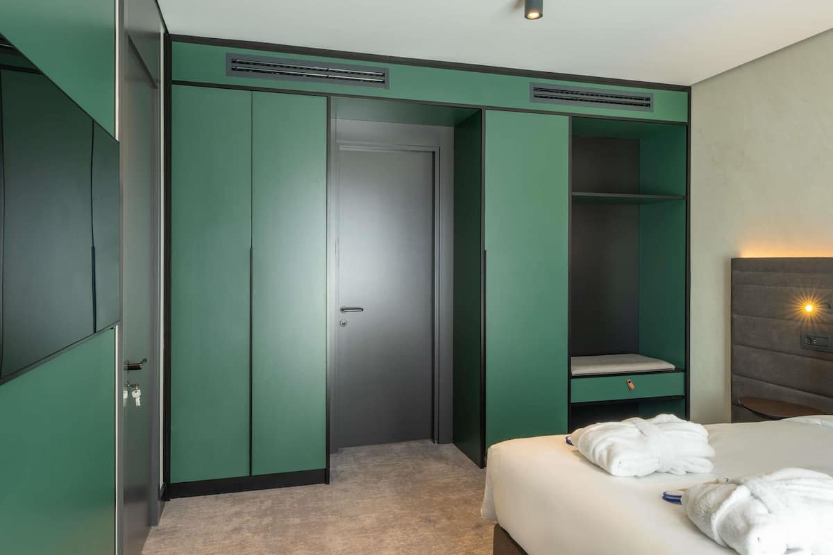 In-room safe, soundproofing, free WiFi, bed sheets