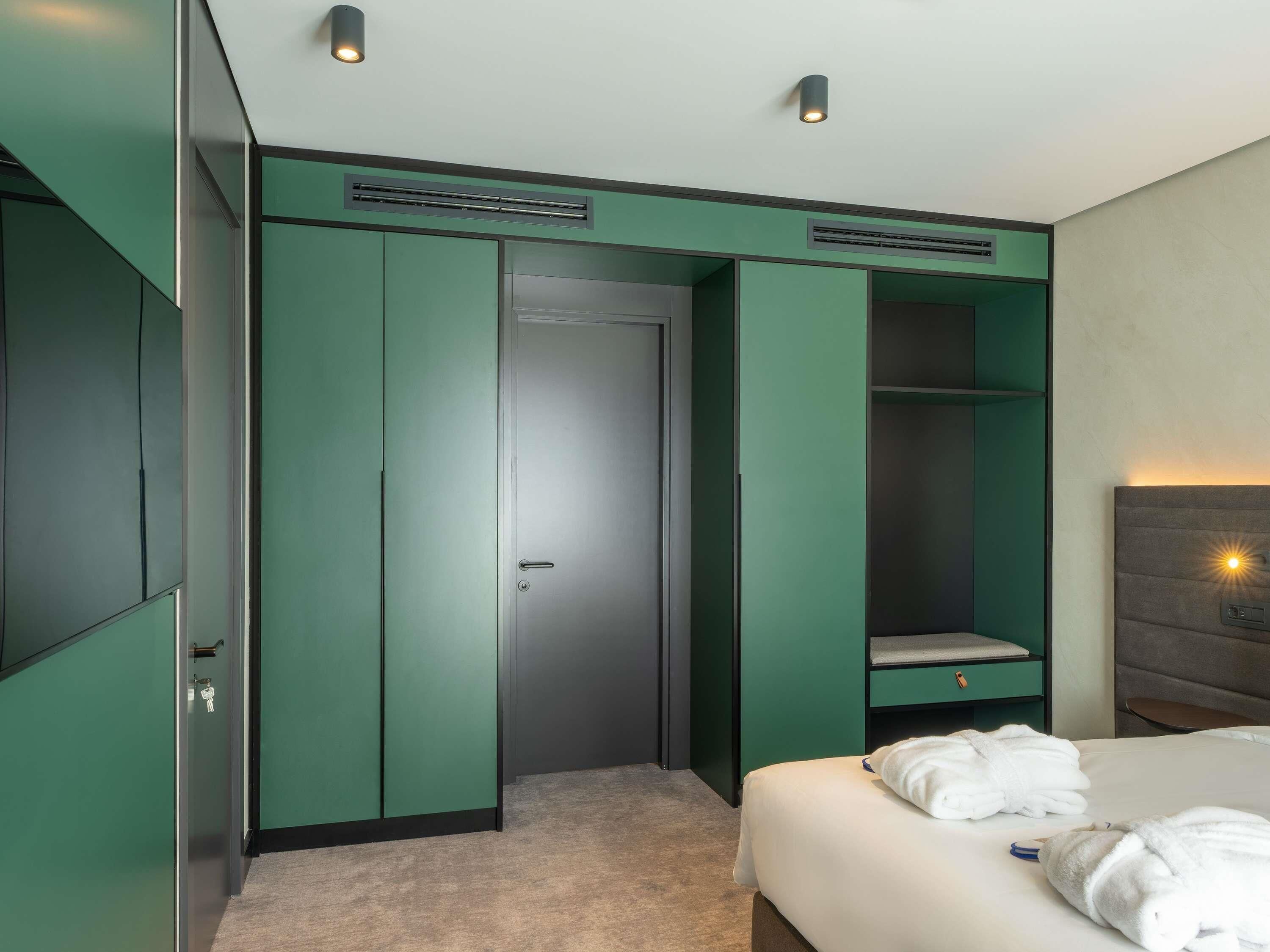 In-room safe, soundproofing, free WiFi, bed sheets