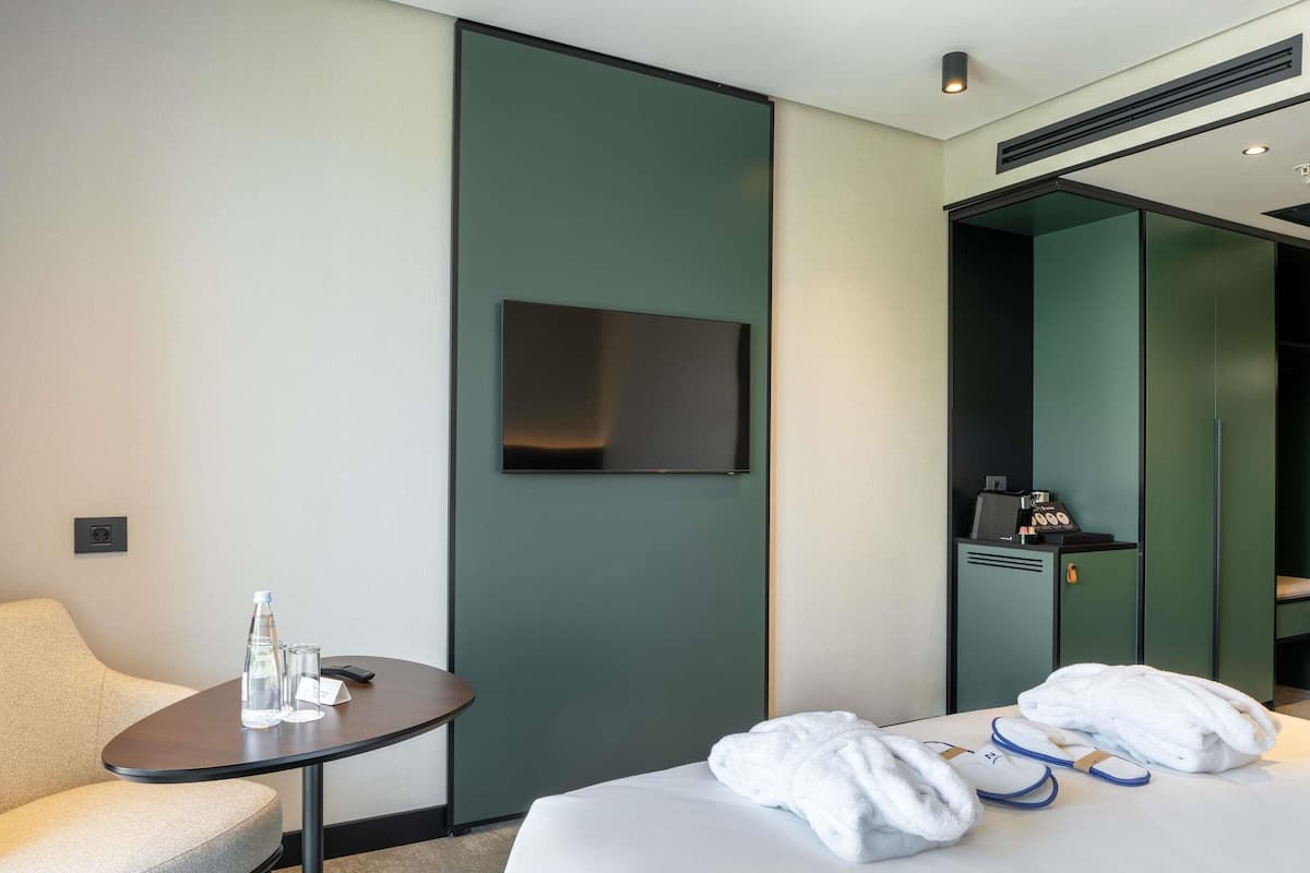 Executive-Zimmer, 1 King-Bett | Zimmersafe, schallisolierte Zimmer, kostenloses WLAN, Bettwäsche