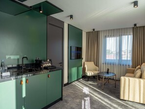 Suite, 1 très grand lit et 1 canapé-lit, terrasse | Coffres-forts dans les chambres, chambres insonorisées, Wi-Fi gratuit