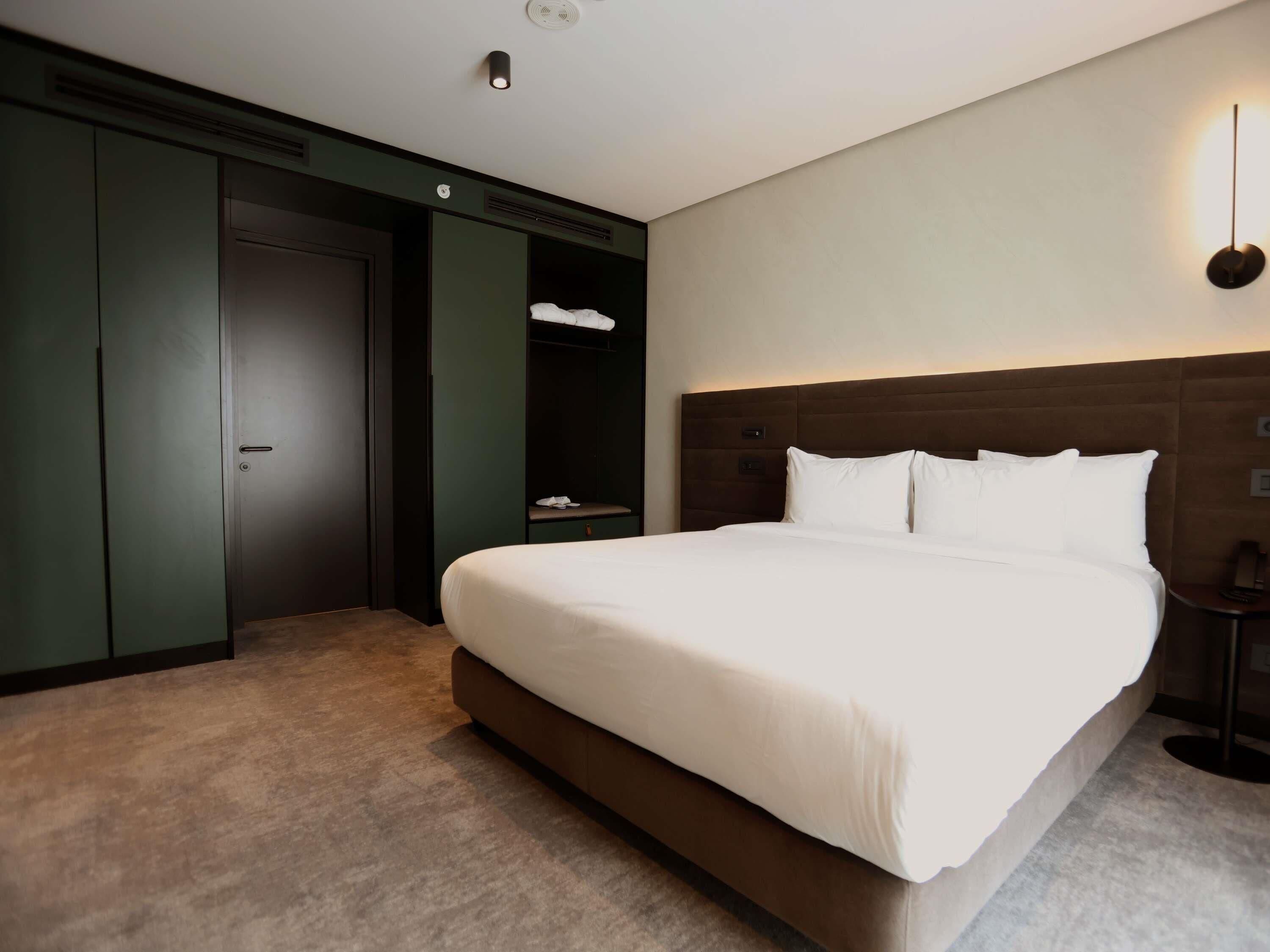 خزنة داخل الغرفة وتجهيزات عازلة للصو ت وواي فاي مجانًا وملاءات أسرّة