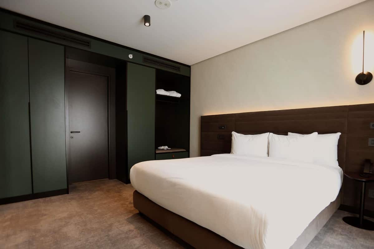 Suite | In-room safe, soundproofing, free WiFi, bed sheets