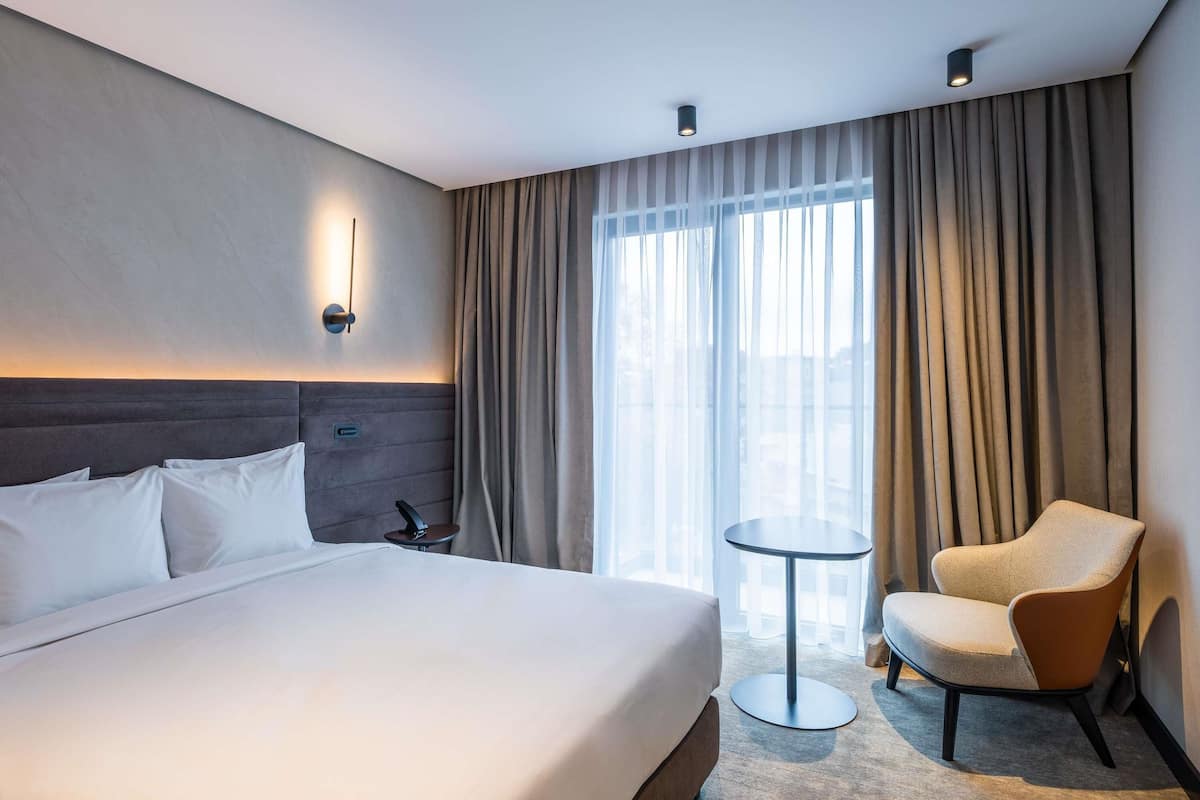 Standardzimmer, 1 King-Bett | Zimmersafe, schallisolierte Zimmer, kostenloses WLAN, Bettwäsche