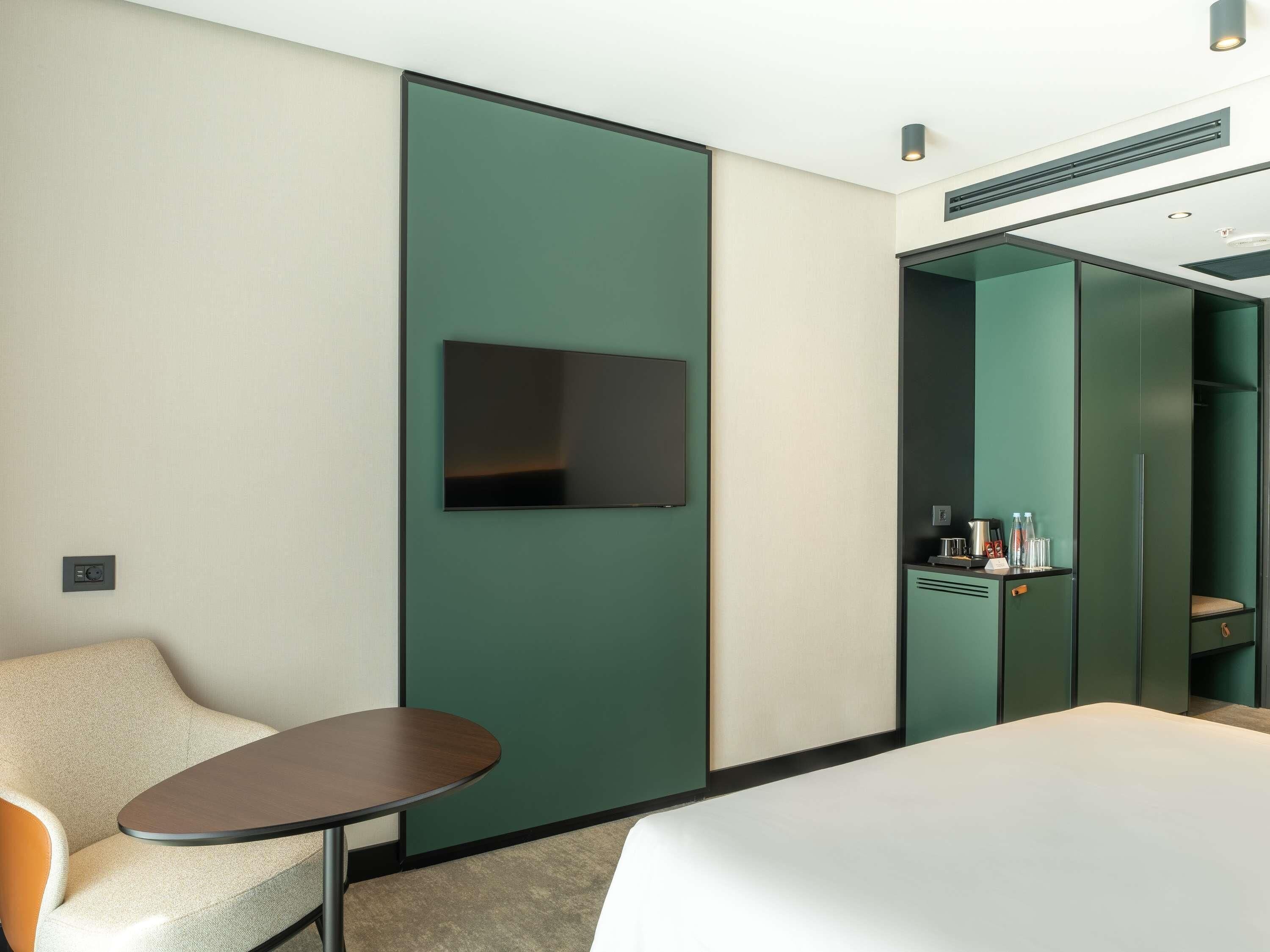 Rom – standard, 1 kingsize-seng | Safe på rommet, lydisolert, wi-fi (inkludert) og sengetøy