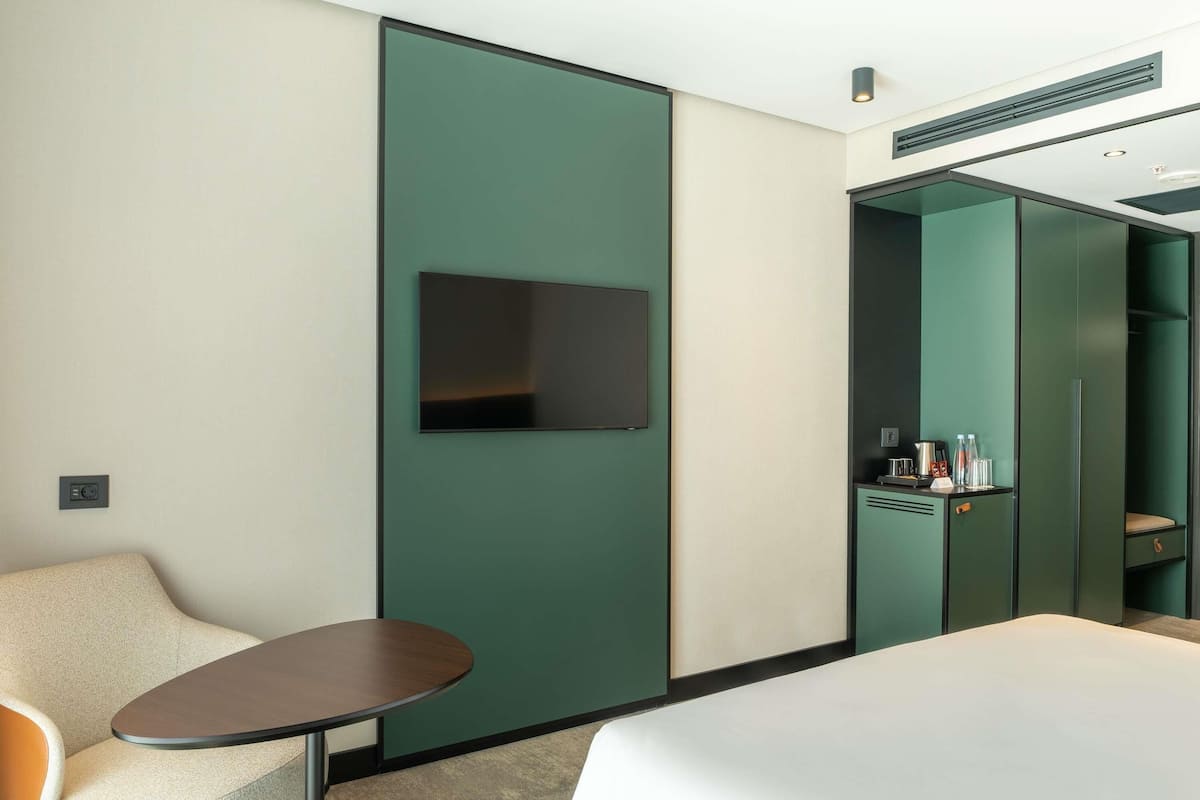 Standardzimmer, 1 King-Bett | Zimmersafe, schallisolierte Zimmer, kostenloses WLAN, Bettwäsche