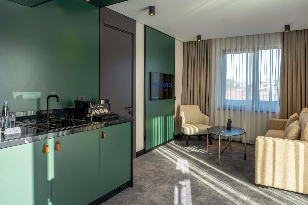 Suite, 1 King-Bett und Schlafsofa, Terrasse | Zimmersafe, schallisolierte Zimmer, kostenloses WLAN, Bettwäsche