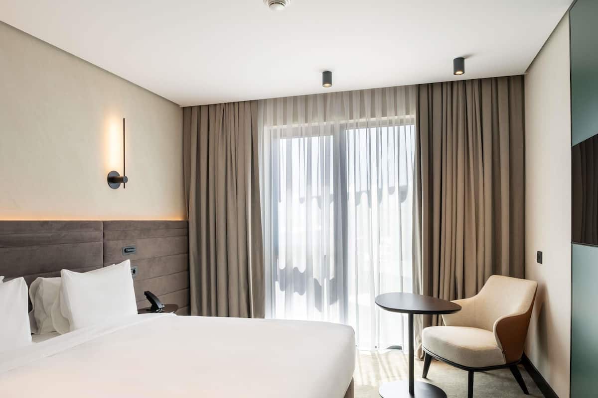 Executive Room, 1 King Bed | In-room safe, soundproofing, free WiFi, bed sheets