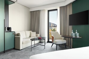 Chambre familiale, 1 grand lit et 1 canapé-lit | Aire de séjour | Téléviseur connecté de 50 po avec télévision par câble