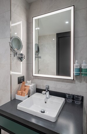 Douche, sèche-cheveux, serviettes fournies, savon