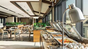 Desayuno buffet diario (USD 17.7 por persona)
