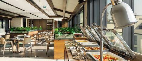 Se ofrece un desayuno bufé (17.7 USD por persona)