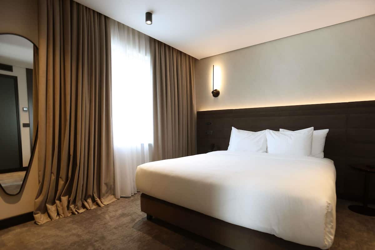 Suite, 1 trÚs grand lit et 1 canapé-lit, terrasse | Coffres-forts dans les chambres, chambres insonorisées, Wi-Fi gratuit