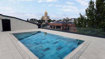 Piscine extérieure en saison