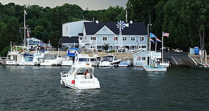 Modern Suite in Downtown Afton, 5min to skiing, hiking, riverboating & more!