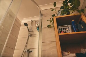 Haartrockner, Handtücher, Seife, Shampoo