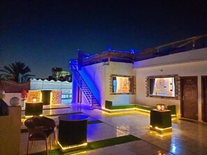 Reception - Nefertiti pyramids view - (Giza)