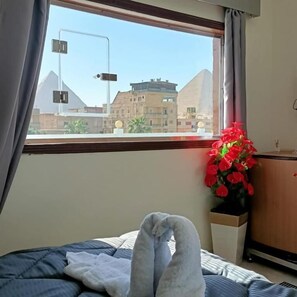 Free minibar, in-room safe, free WiFi, bed sheets - Nefertiti pyramids view - (Giza)