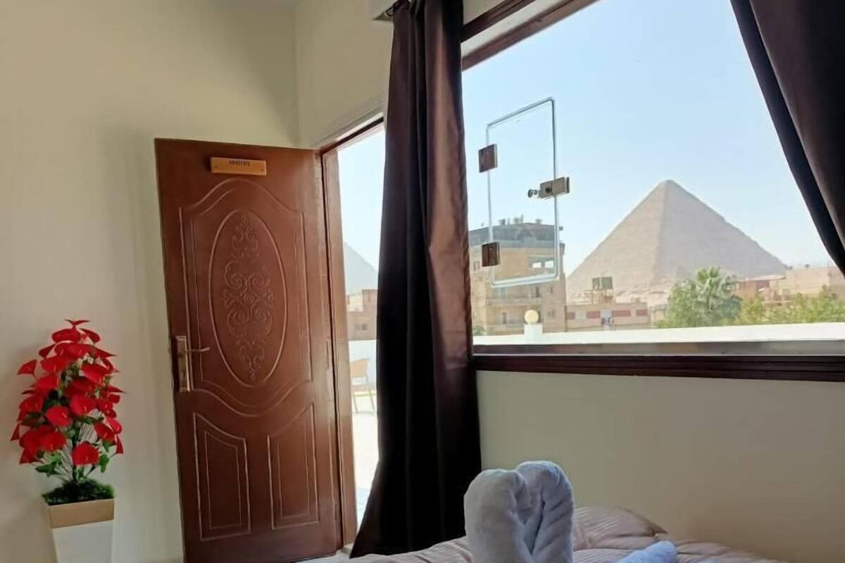 Minibar (free items), in-room safe, WiFi (free), bed sheets