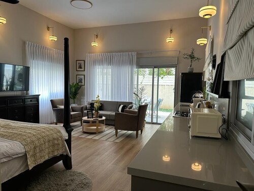Luxury  quiet studio in the heart of Dizengoff & large private backyard

•
•
•