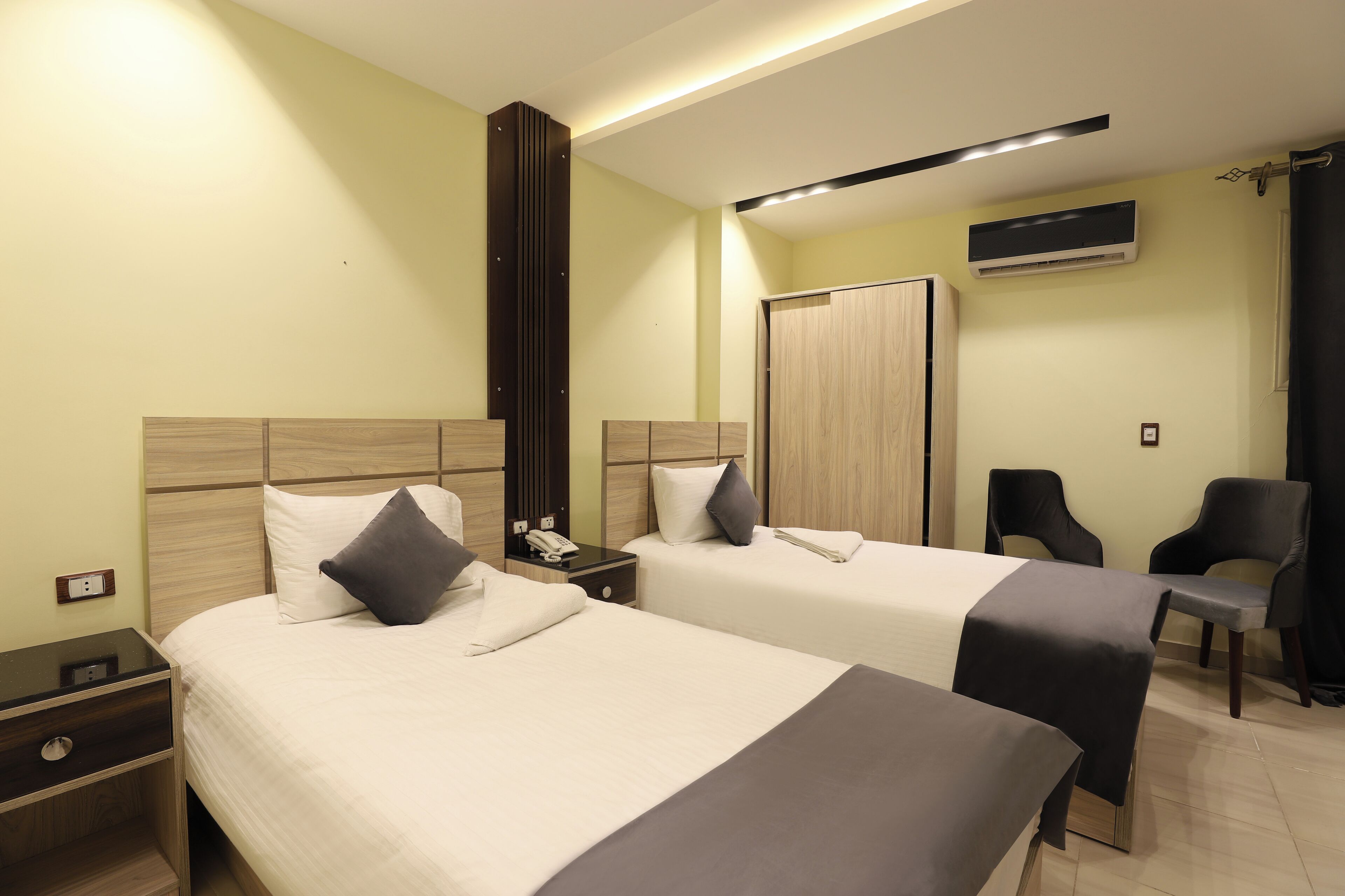 Deluxe Room, 2 Twin Beds, City View | Free minibar, free WiFi, bed sheets