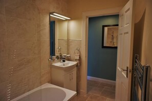 Bathroom - Fantastic 2 Bedroom, Spacious and Great Location! (Helensburgh)