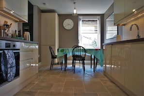 Apartamento | Cozinha privada | Geladeira, micro-ondas, fogão, cooktop