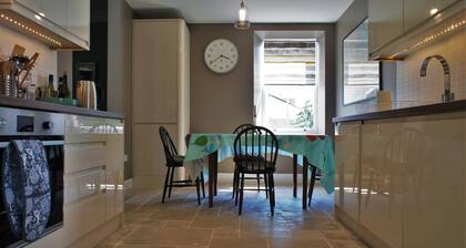 Fantastic 2 Bedroom, Spacious and Great Location!