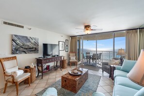 Una Smart TV, un reproductor de DVD, libros