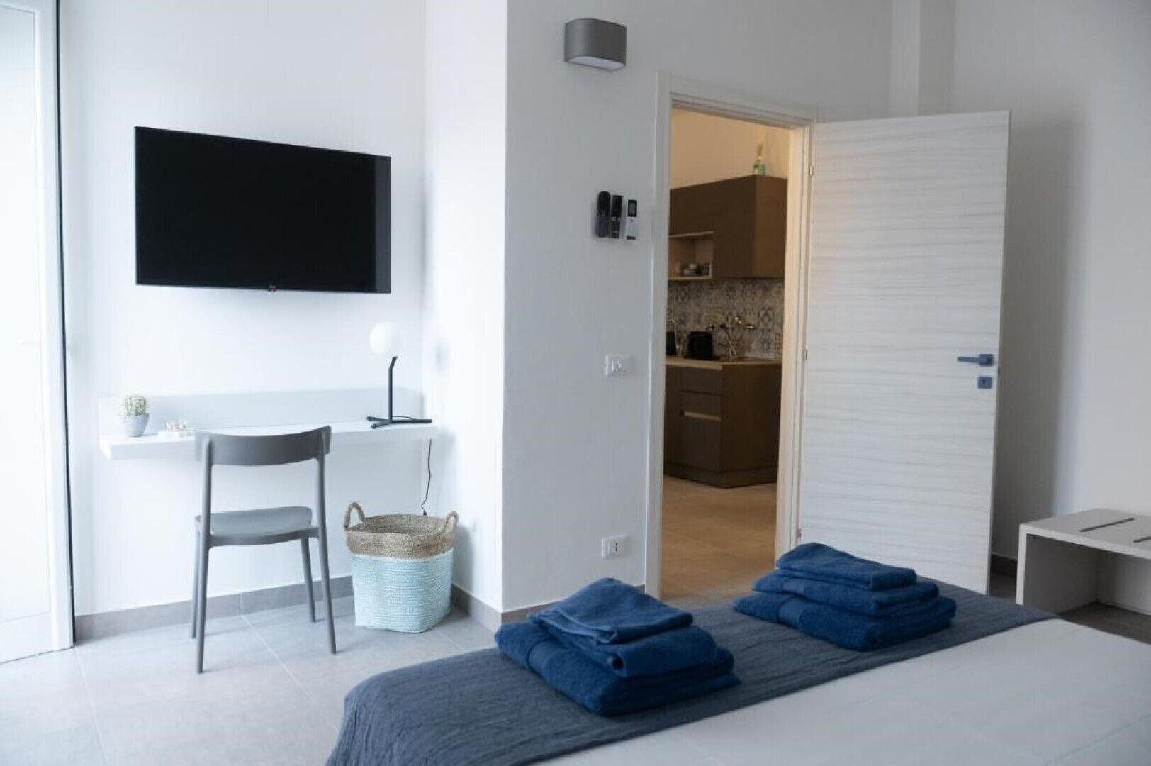 1 slaapkamer, een kluis op de kamer, een bureau