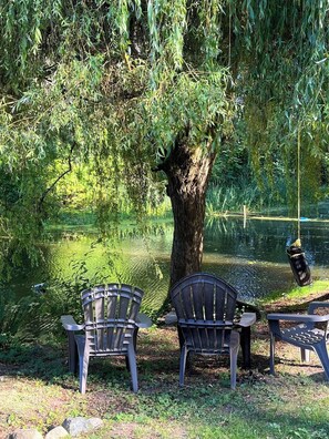 Property grounds - Peaceful 1 BR Hideaway on 1 Acre w/ Pond, Near Ferry, Airport & Nature (North Saanich)