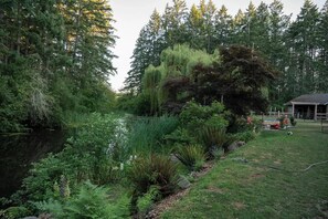 Property grounds - Peaceful 1 BR Hideaway on 1 Acre w/ Pond, Near Ferry, Airport & Nature (North Saanich)