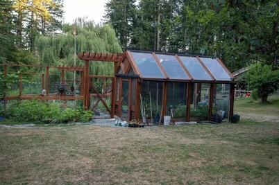 Peaceful 1 BR Hideaway on 1 Acre w/ Pond, Near Ferry, Airport & Nature