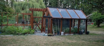 Peaceful 1 BR Hideaway on 1 Acre w/ Pond, Near Ferry, Airport & Nature